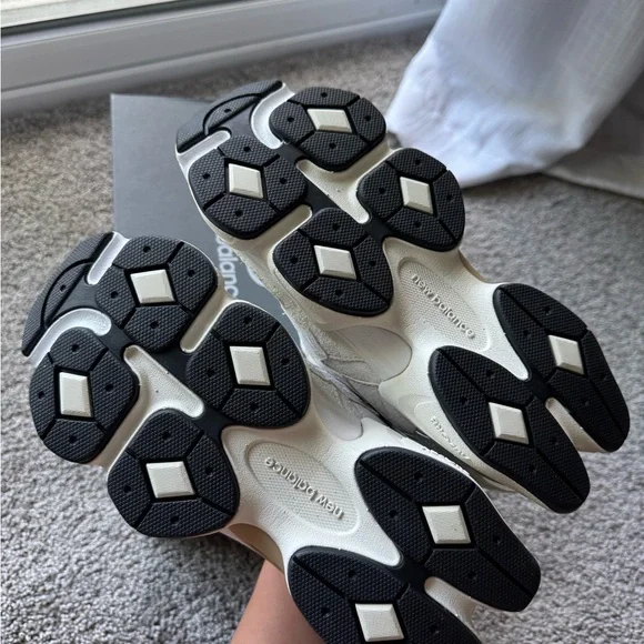 New Balance Cream Sneakers Retro-Inspired Chunky Design - Picture 4 of 7